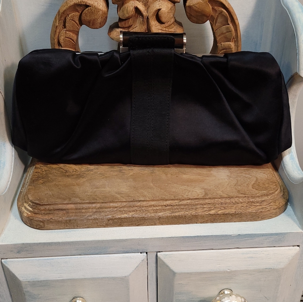 BCBG EVENING ELEGANT CLUTCH